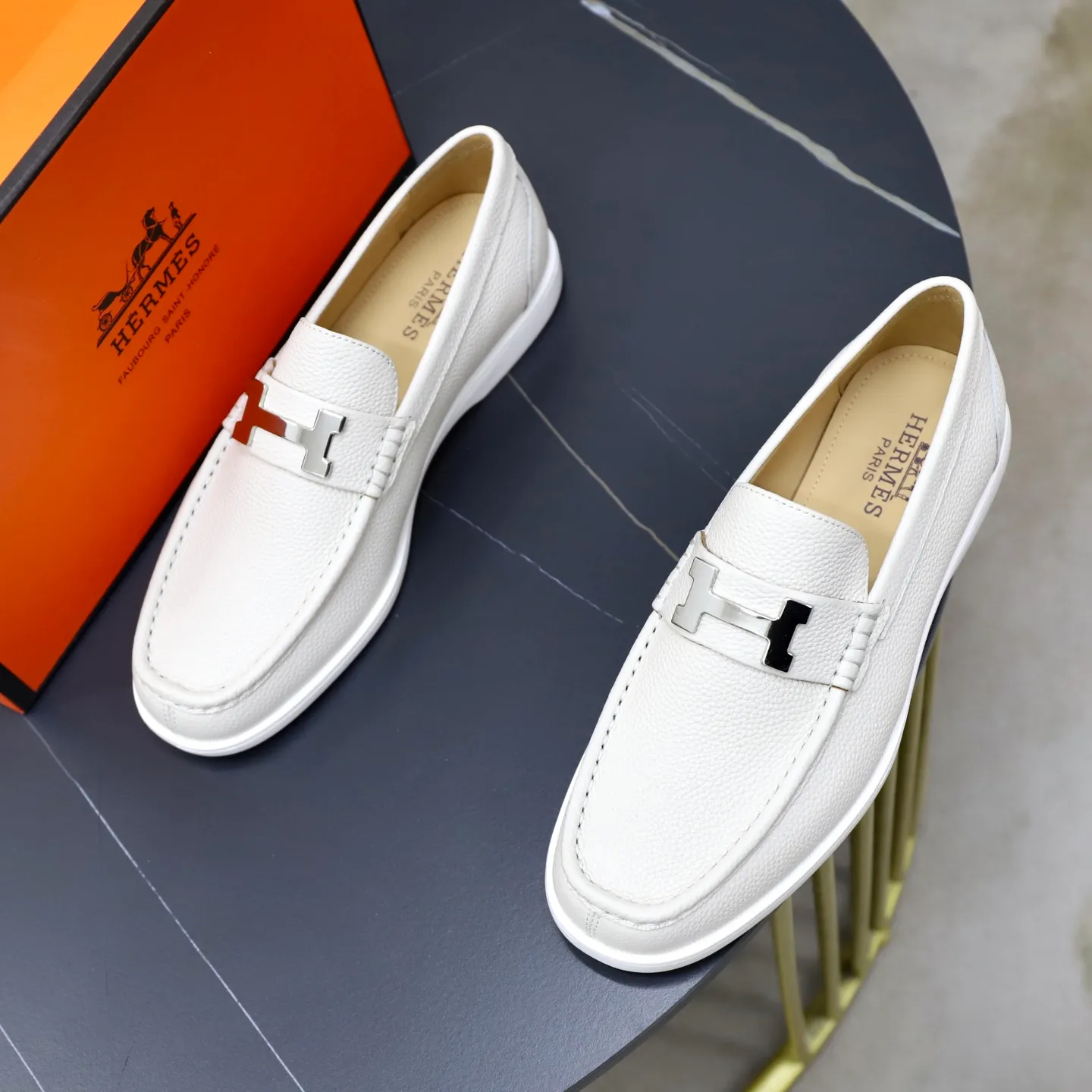 Ex-factory price: 560💰Hermès/Hermès slip-on men's shoes. This shoe is made of imported pebbled cowhide. It has simple and smooth lines and is combined with aerodynamically designed 3CM rubber foam ultra-light soles! Youthful and fashionable, classic H-shaped hardware buckle decoration, calf lining gently wraps the feet, with logo cowhide feet, casual and urban style, highlighting youthful vitality, sports and leisure version, super versatile, code number: 38-39-40-41-42-43-44 standard leather shoe size (45 can be customized but does not support returns)